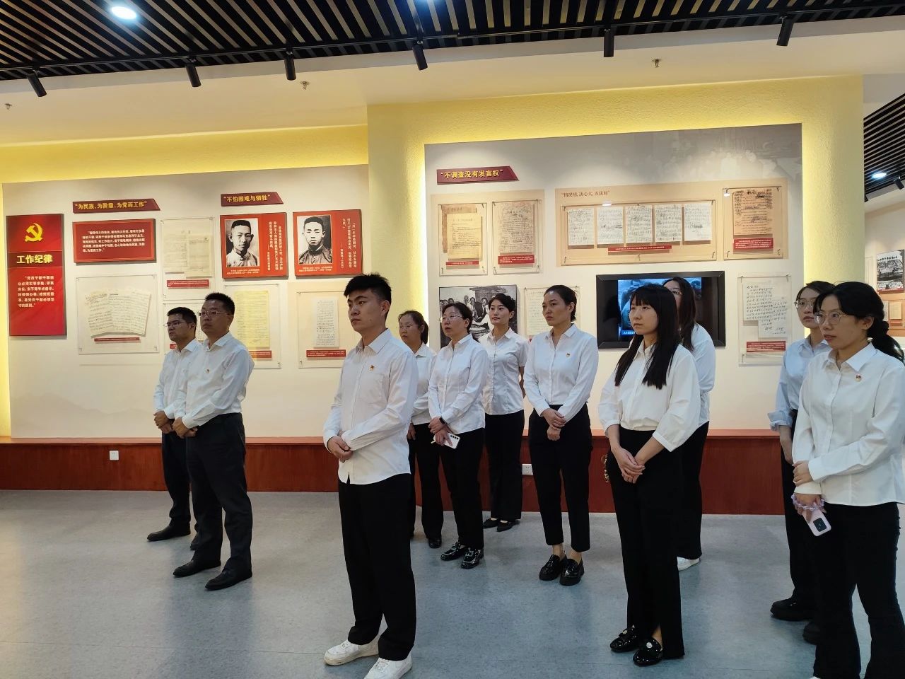 沥青MK在线注册权属单位路用新材料MK在线注册党支部组织参观党纪学习教育专题档案文献展